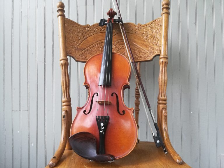 Is it okay to practice violin sitting down?