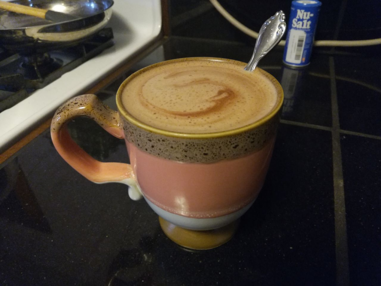 The best foamy and HEALTHY homemade hot chocolate!